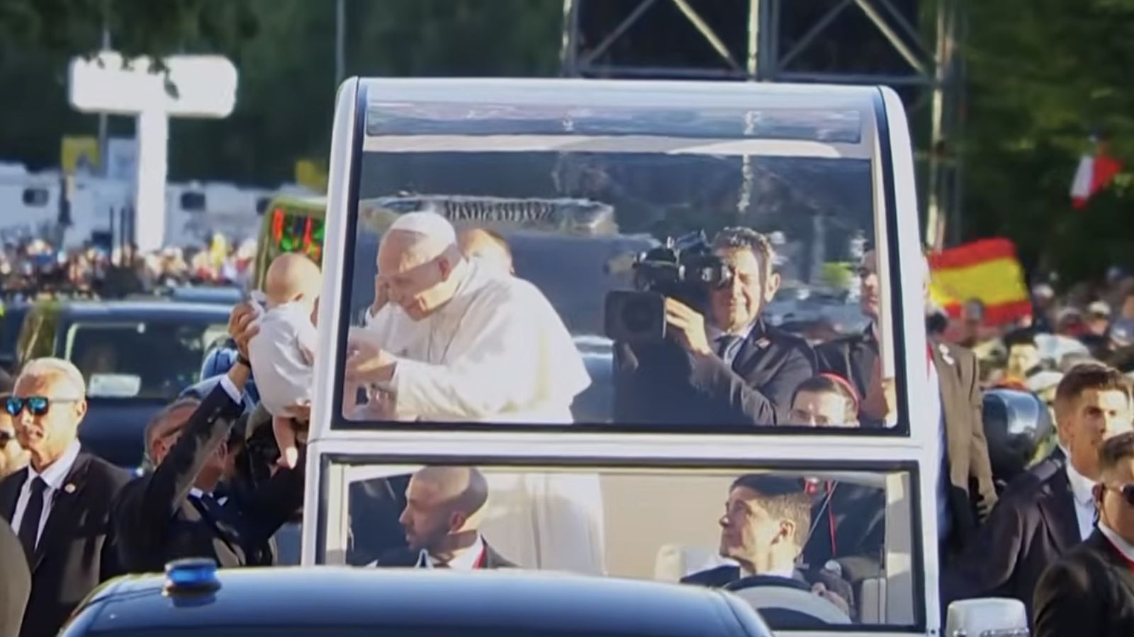 El Papa bendice a un bebé