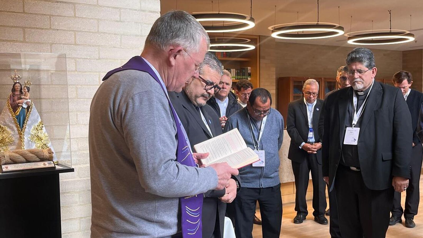 Bendición de colección mariana en el marco del Encuentro de Secretarios Generales de los Episcopados