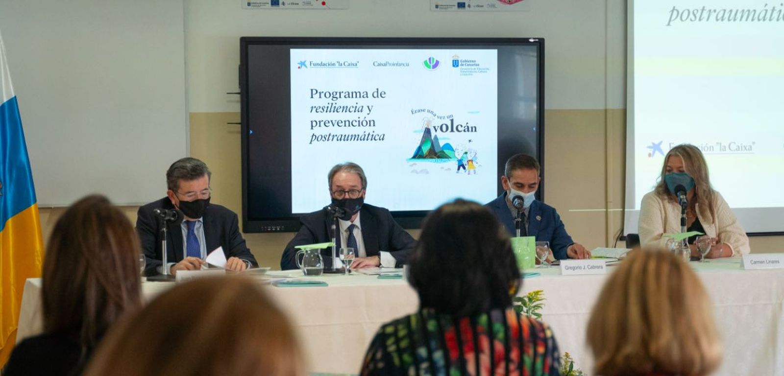 De izquierda a derecha: el director territorial de CaixaBank en Canarias, Juan Ramón Fuertes; el subdirector general de Fundación ”la Caixa”, Marc Simón; el director general de Ordenación, Innovación y Calidad de la Consejería de Educación, Universidades, Cultura y Deportes del Gobierno de Canarias, Gregorio José Cabrera, y la decana del Colegio de Psicología de Tenerife, Carmen Linares, durante la presentación del programa de promoción de la resiliencia.