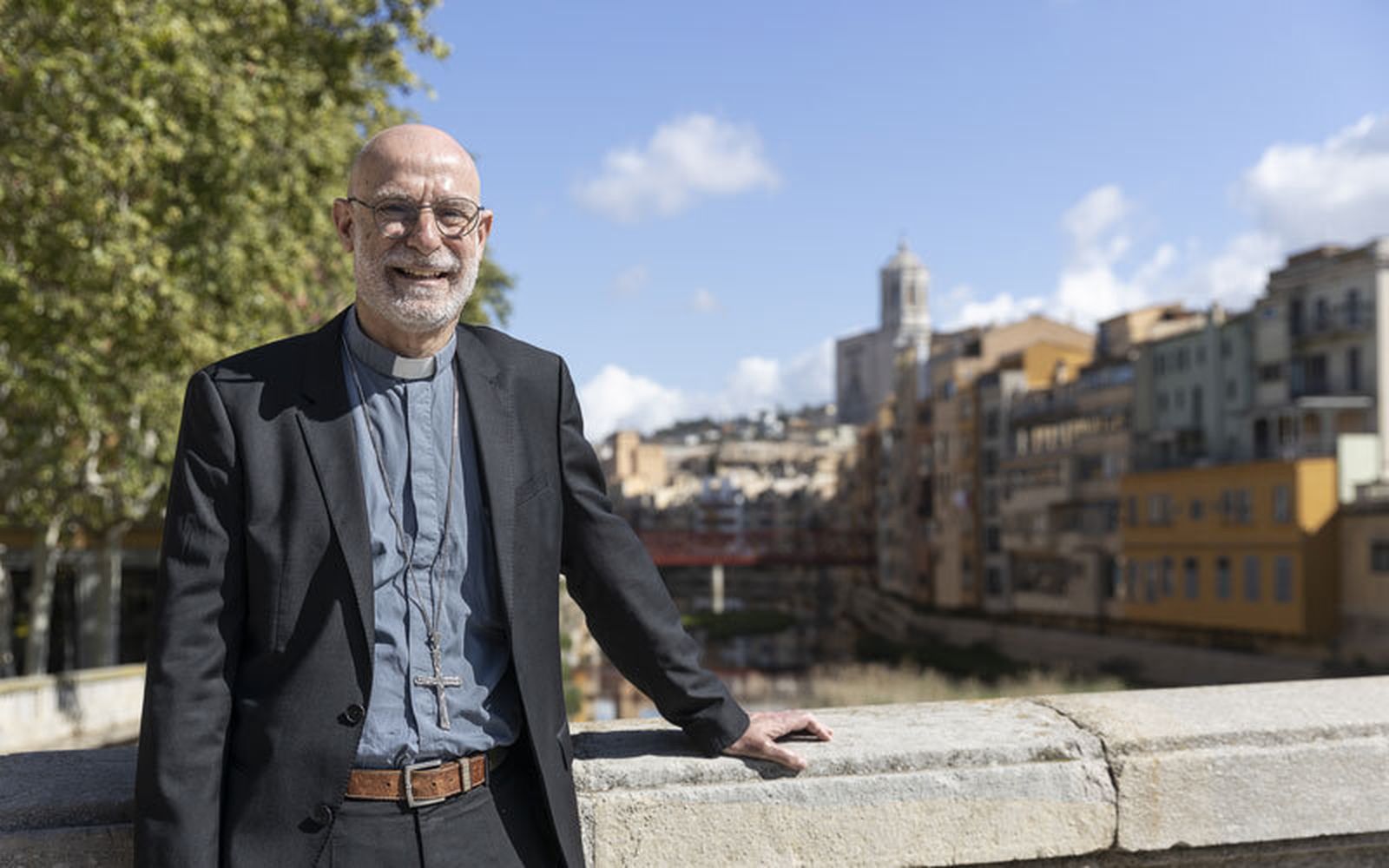 Octavi Vilá, con la catedral de Girona al fondo