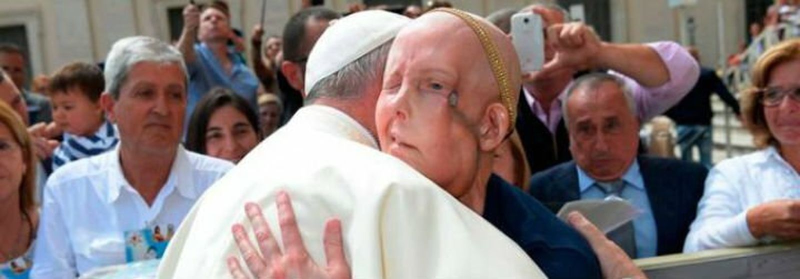 El Papa abraza a una enferma de cáncer