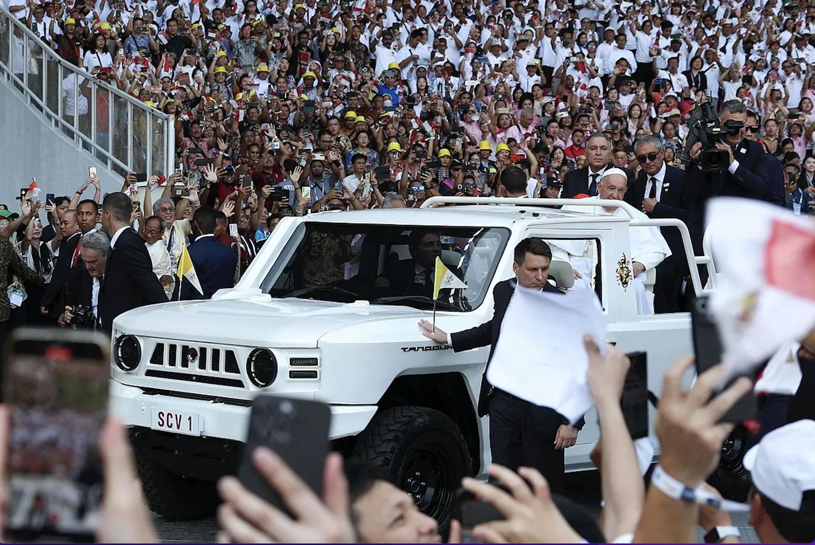 Francisco en las calles de Yakarta rodeados de guadaespaldas