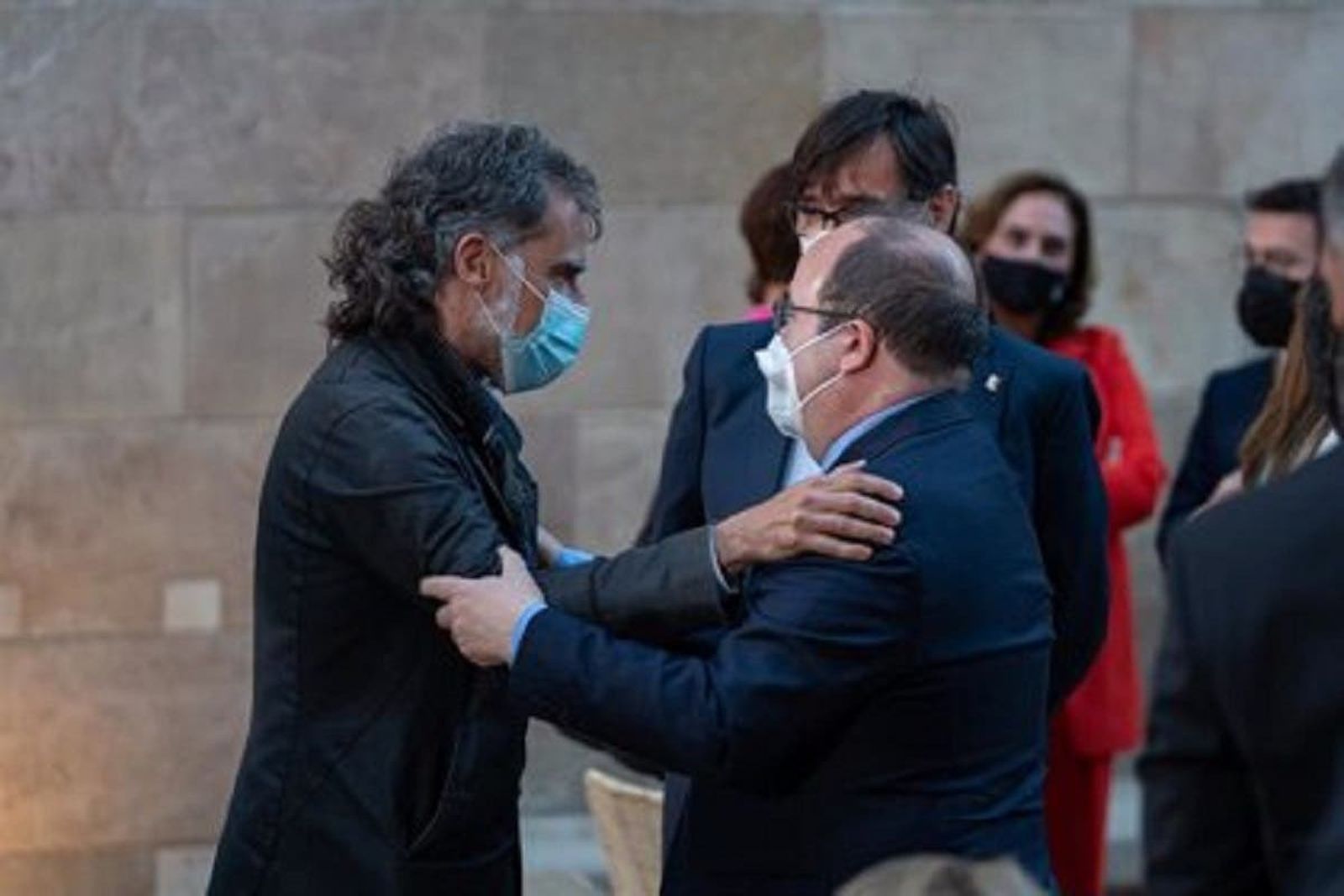 El abrazo de Jordi Cuixart y Miquel Iceta (y los indultos): "Ni odio ni rencor"