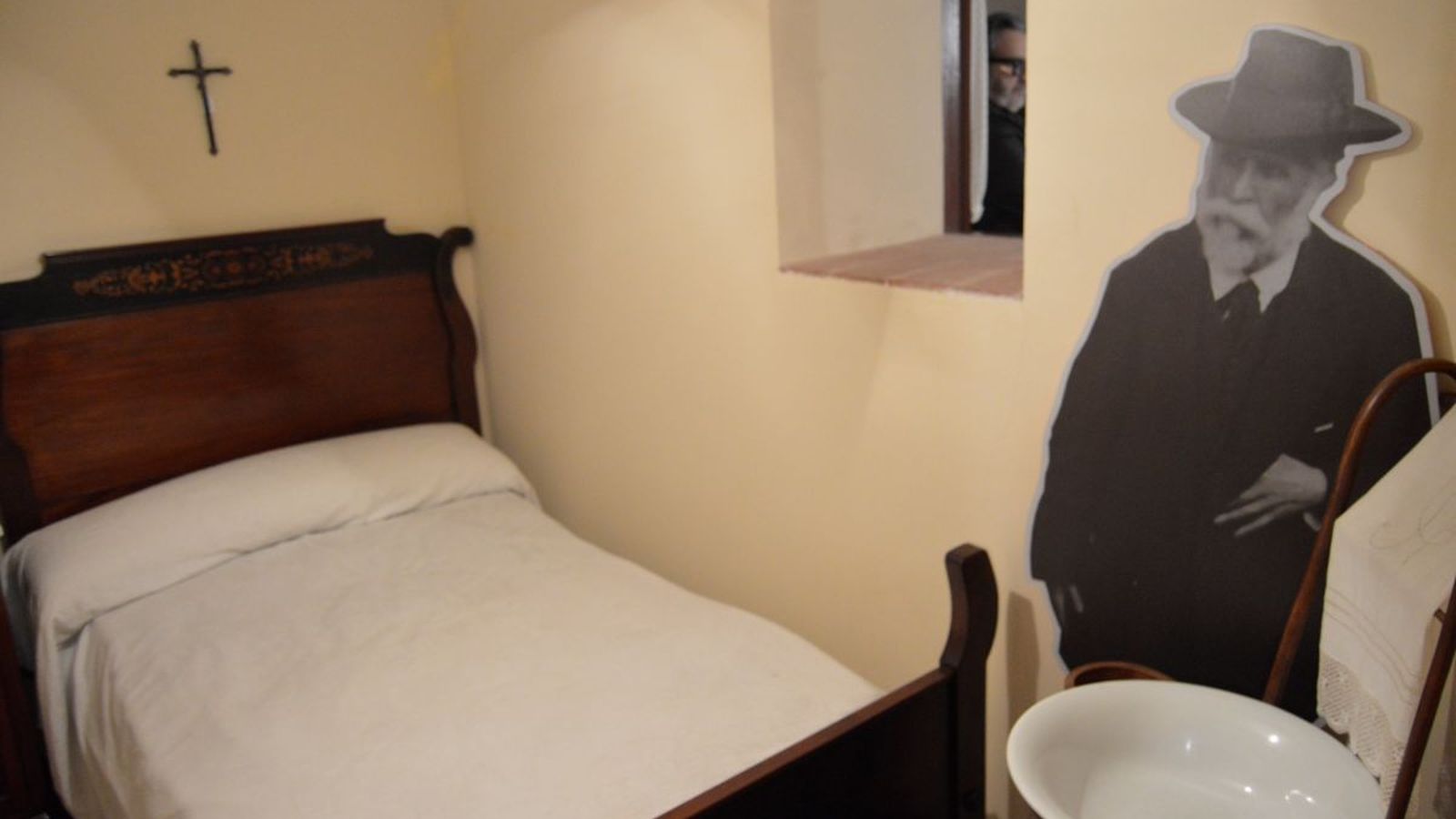 Cada objeto de la casa conserva la memoria de la vida y el entorno de Gaudí.