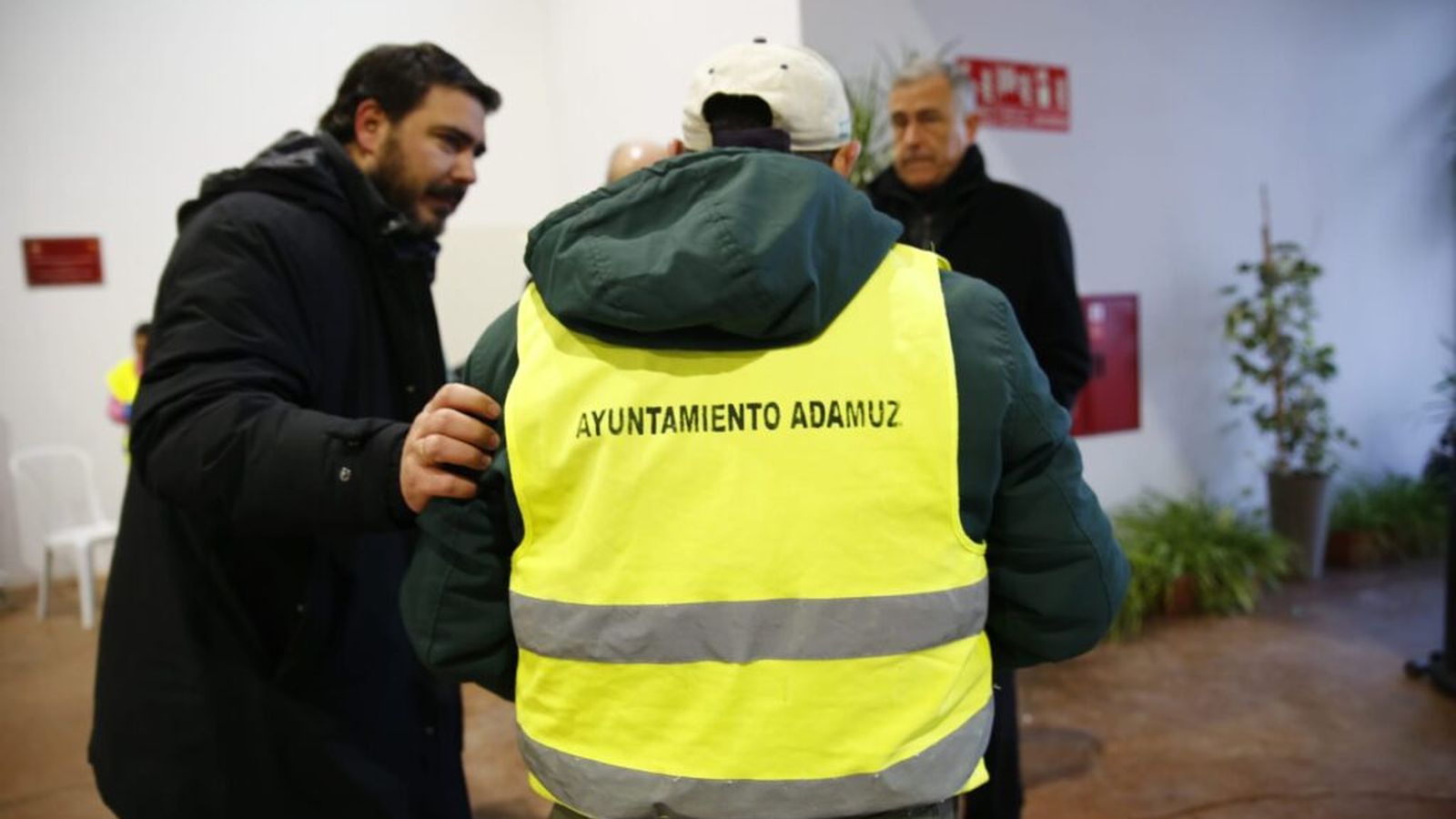 El párroco de Adamuz, Rafael Prados (i), junto con un trabajador del ayuntamiento