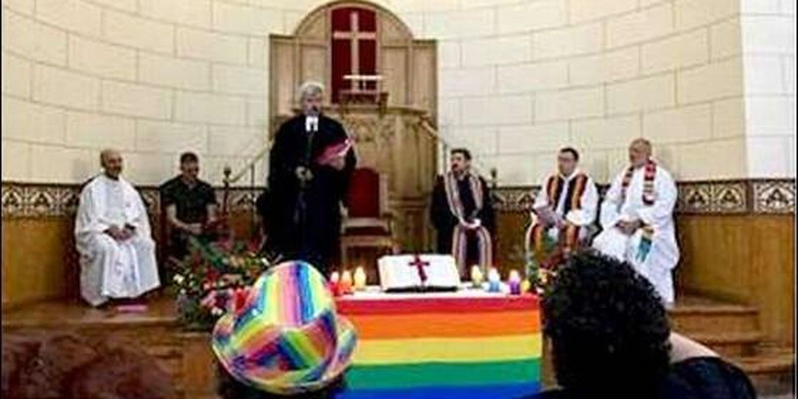 Ceremonia pro-LGBT en la IEE