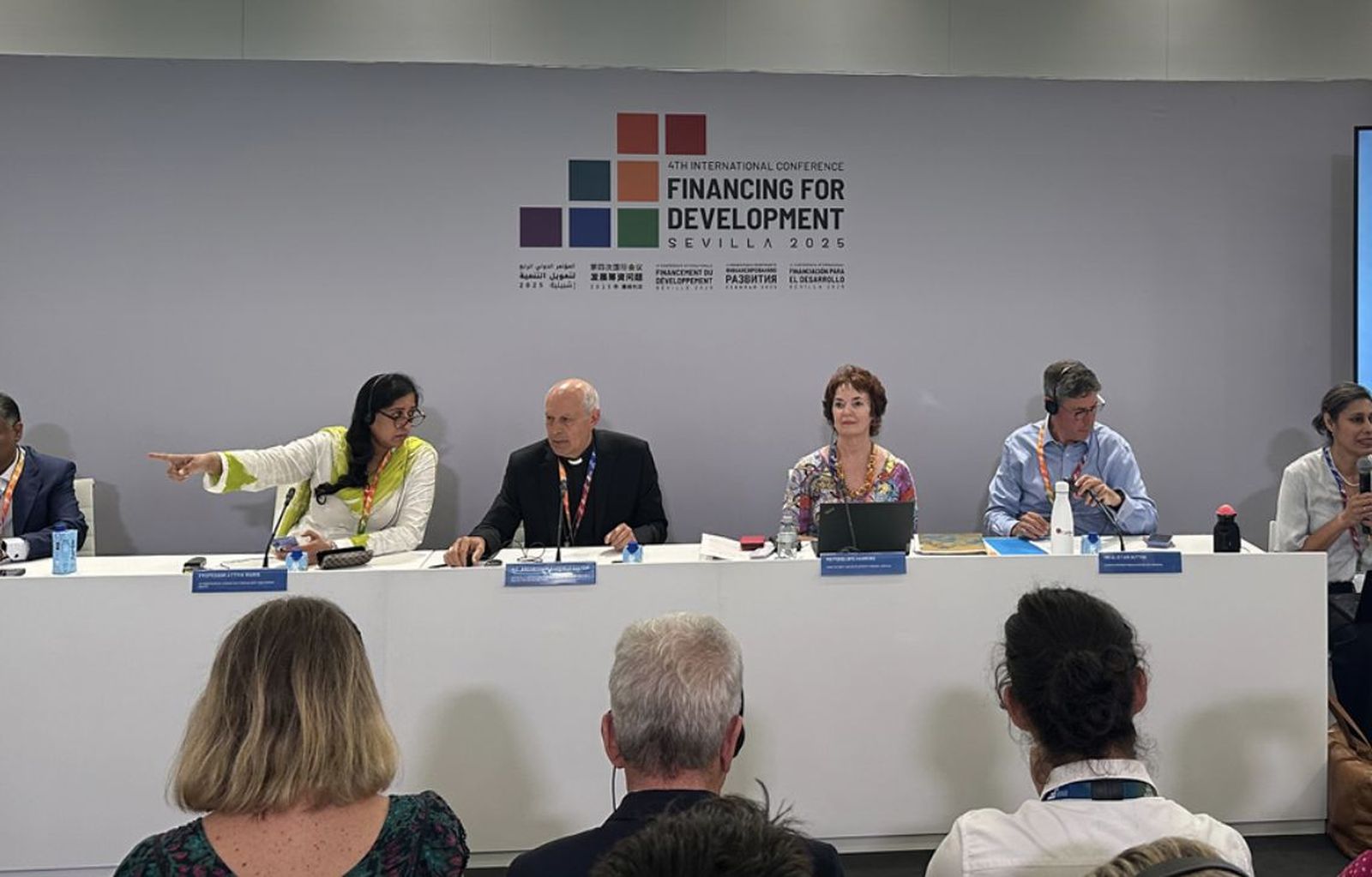 El arzobispo Caccia, con miembros de Caritas Internacional en Sevilla