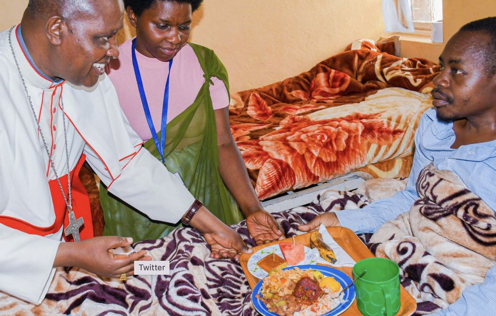 El cardenal de Kigali visitando a un enfermo
