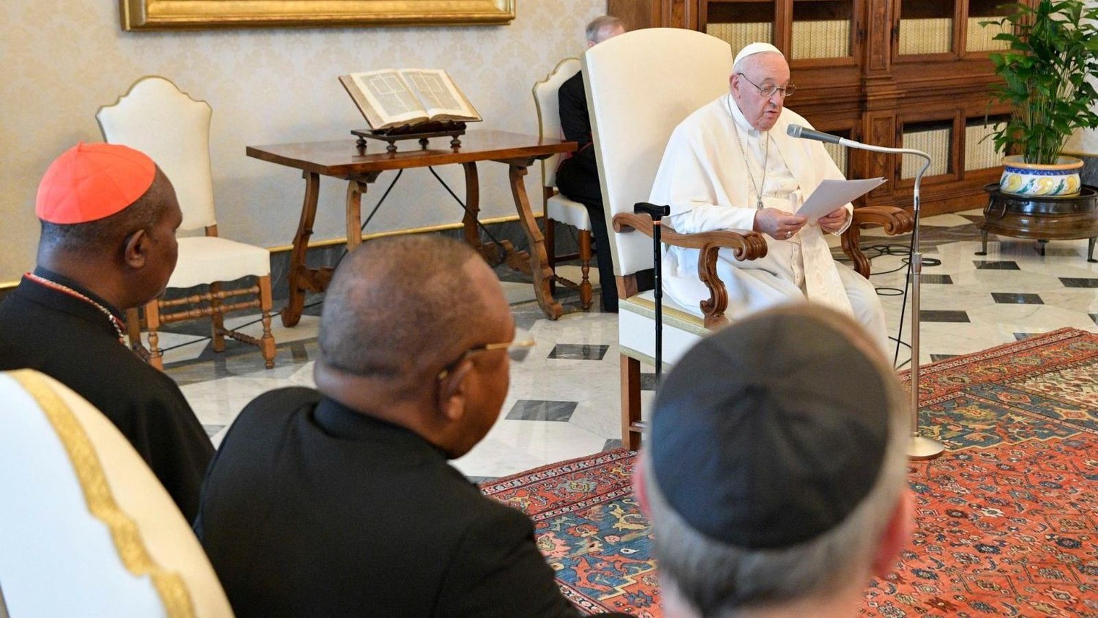 El Papa, con los miembros de la Foundation Internationale Religions et Sociétés