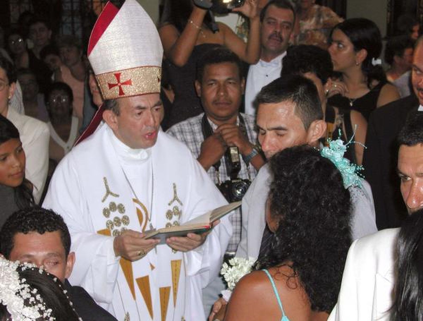 el arzobispo bendice matrimonios antes de morir