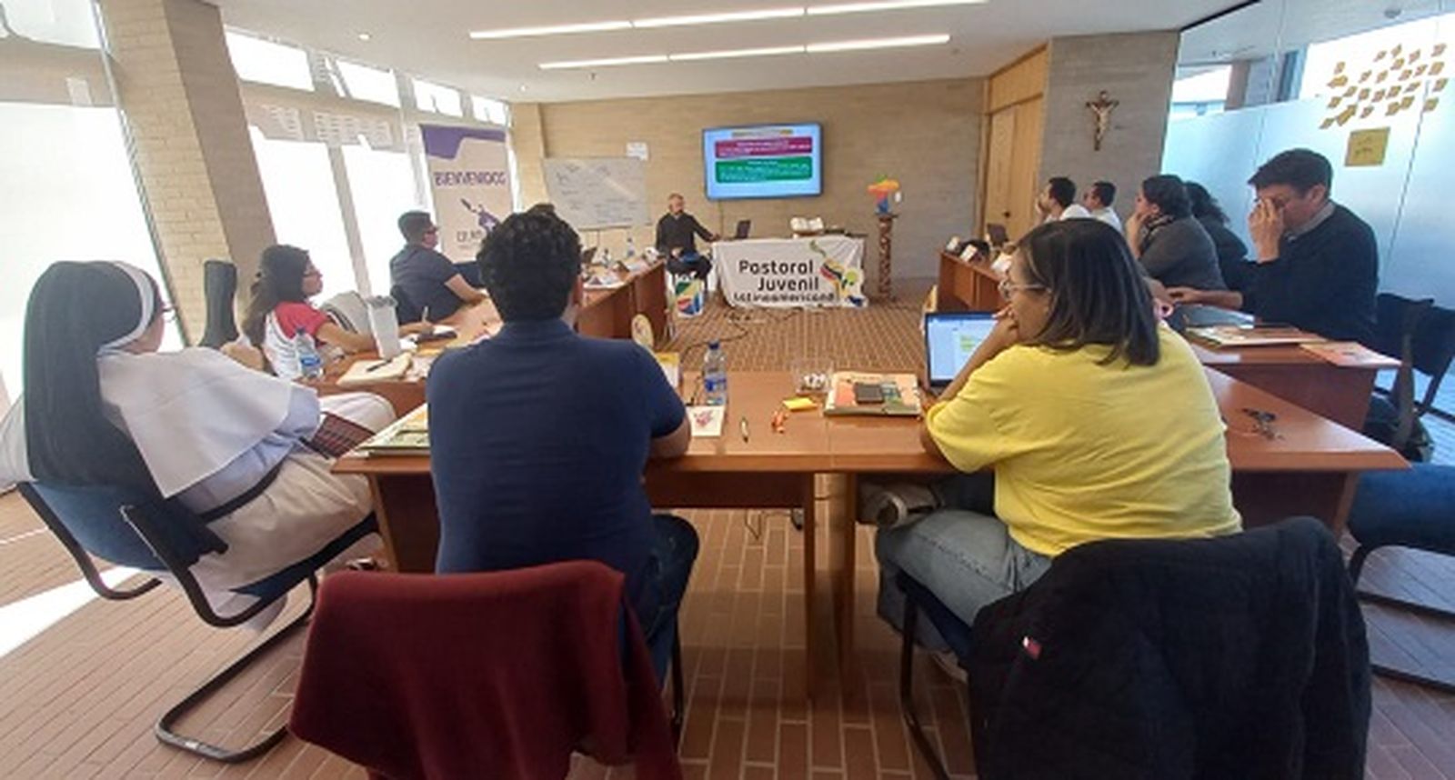 Equipo Latinoamericano de Pastoral Juvenil reunido en el Celam