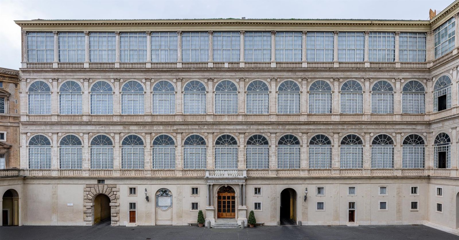 Restauración en el ala oeste de la Logia de Rafael, en la segunda planta del Palacio Apostólico.