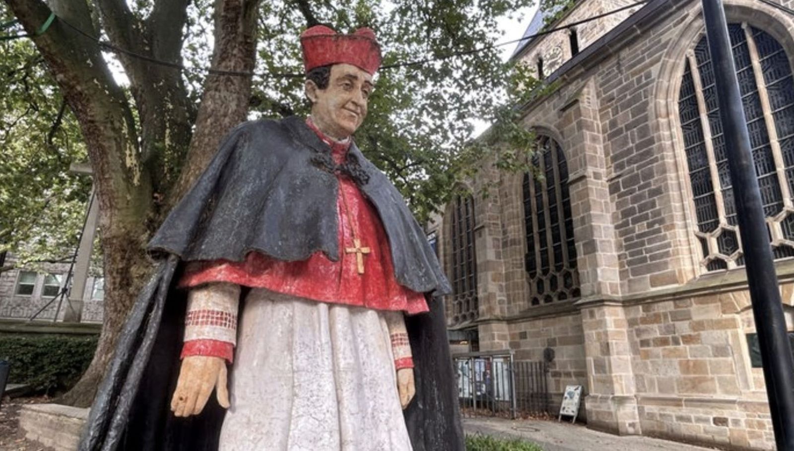 Estatua del cardenal en el jardín de la catedral de Essen