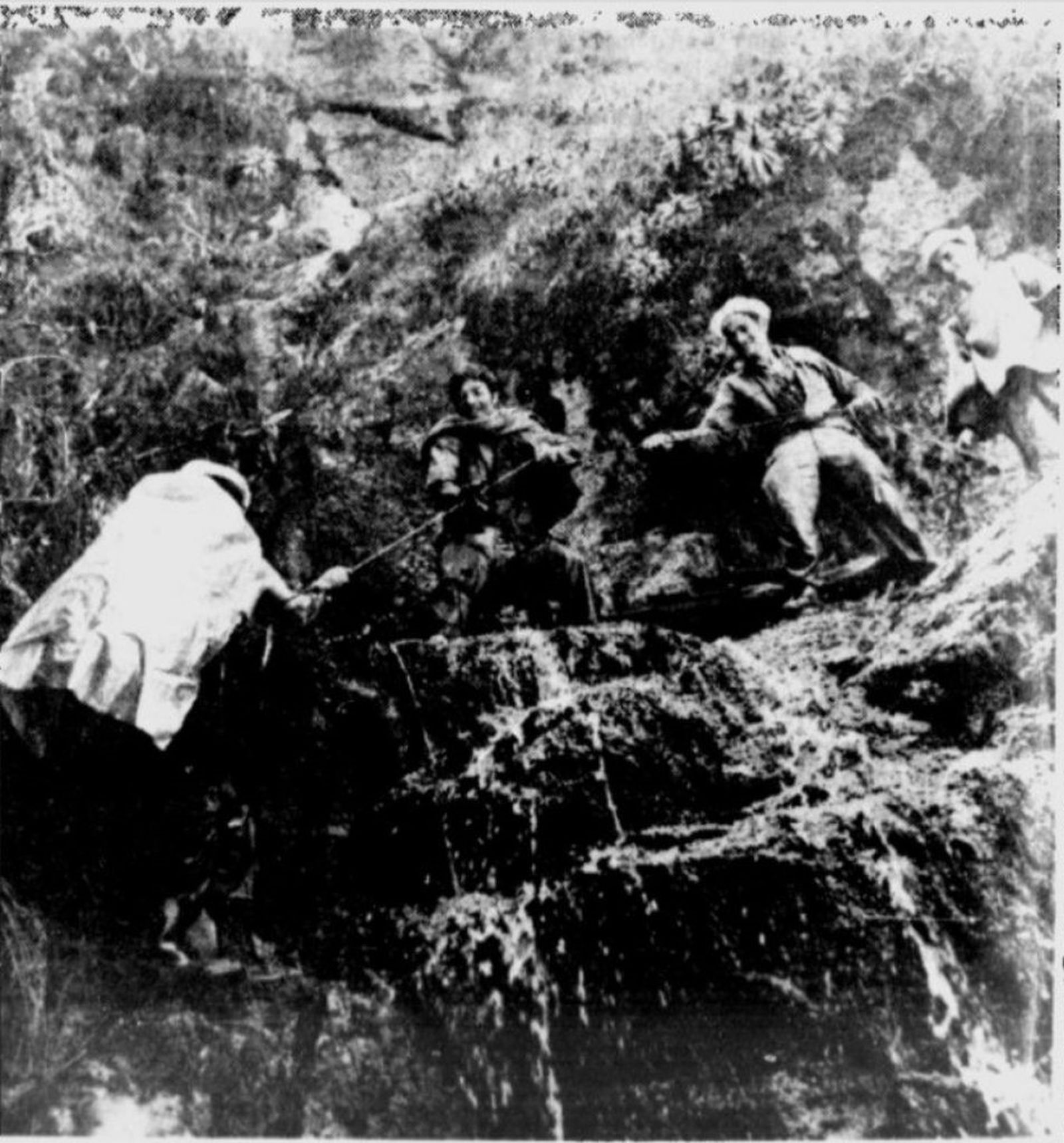 Participantes de la expedición ascienden por el terreno del cerro San Nicolás Fotografía publicada en el reportaje de El Tiempo del 6 de febrero de 1972