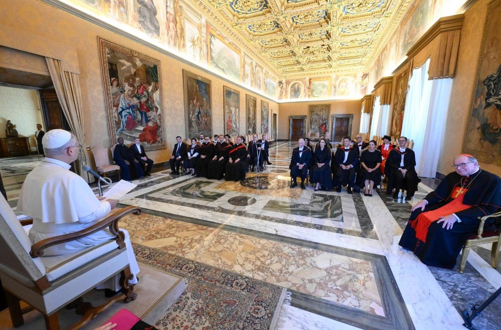 El Papa León XIV con los miembros de la delegación del "Oriel College" este viernes 4 de septiembre de 2026