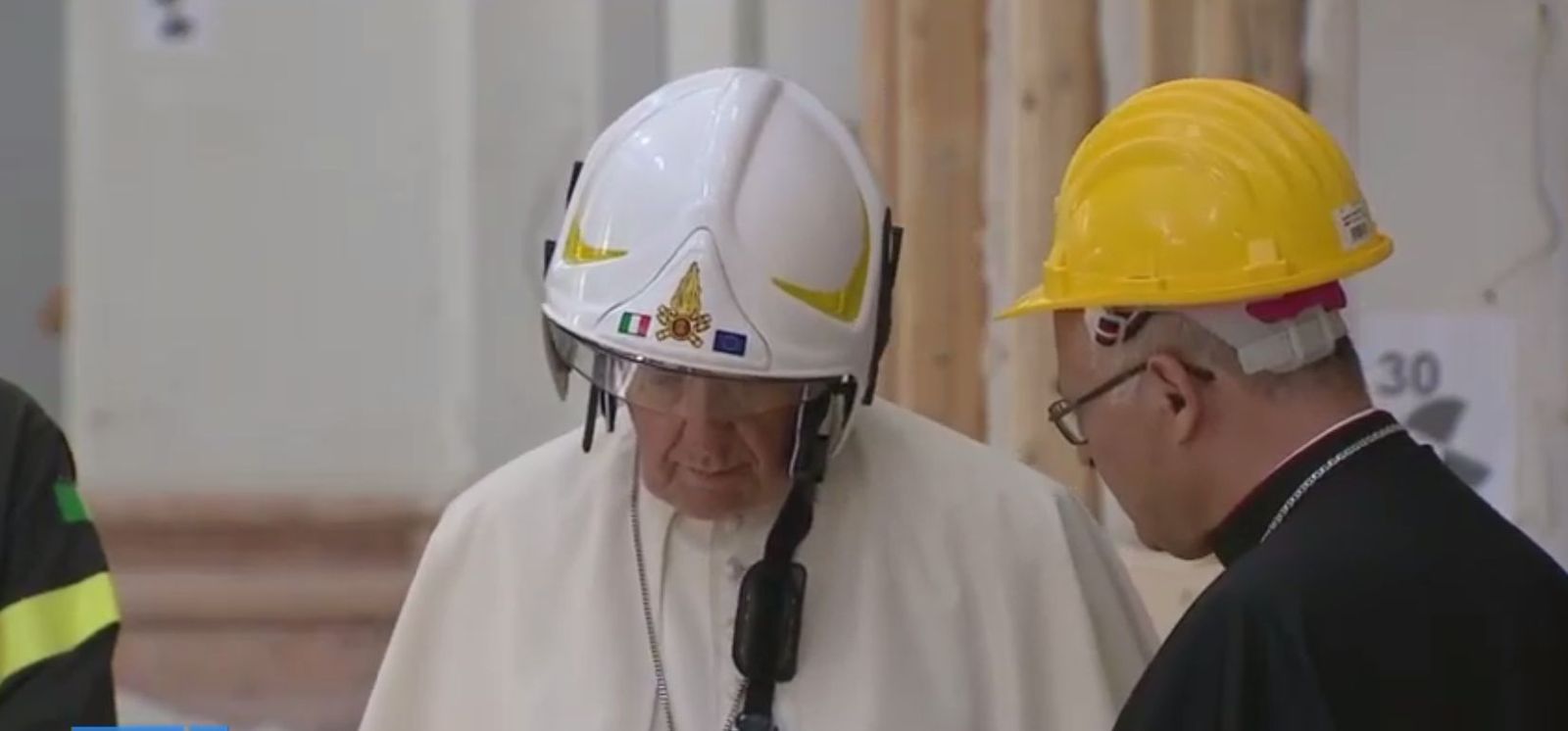El Papa, con casco de bombero