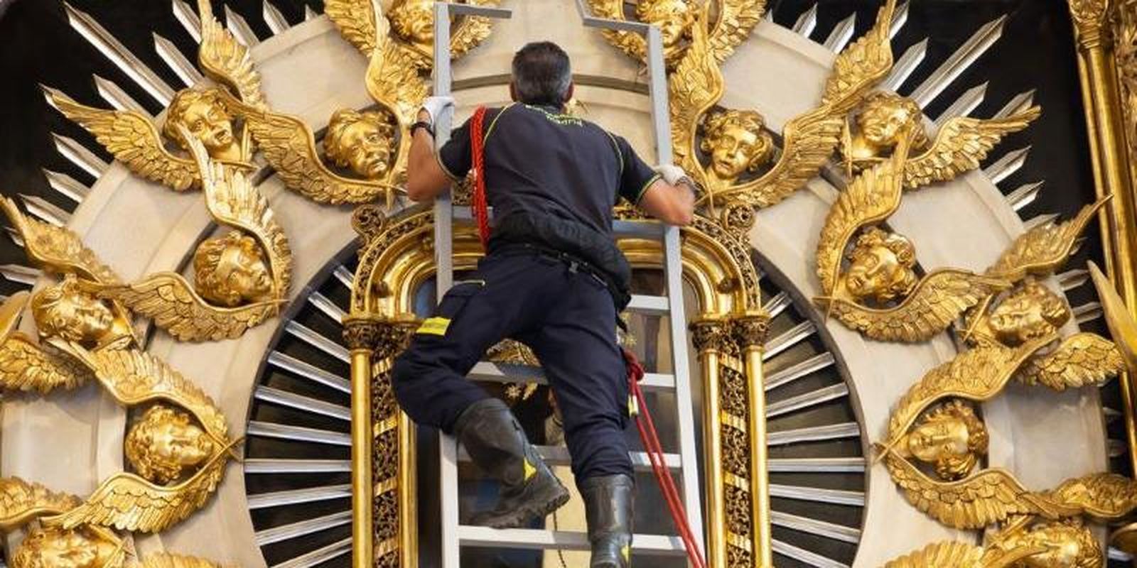 Bajada de la imagen de la Virgen de la Paloma
