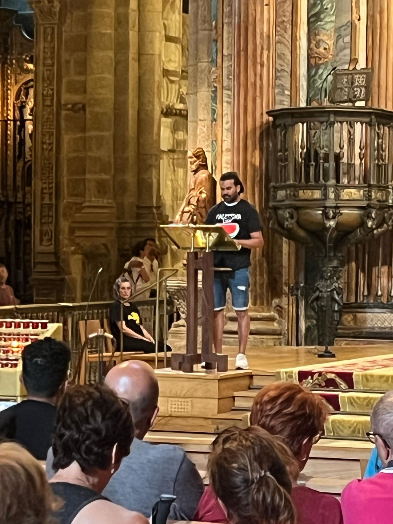 Uno de los peregrinos, en el altar