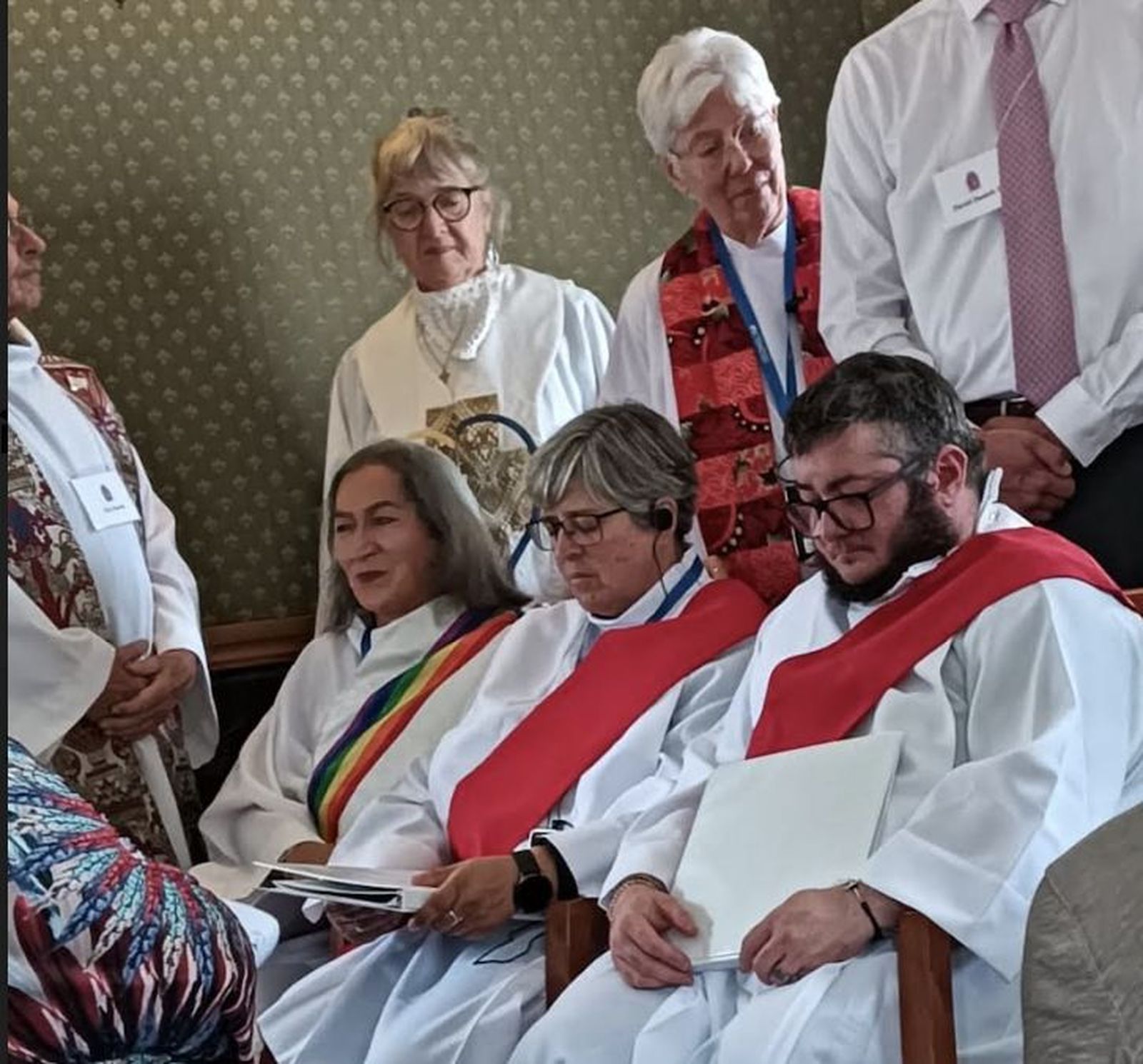 Las tres diaconisas ordenadas:  Loan Rocher, Teresa Riveiro y Txus García