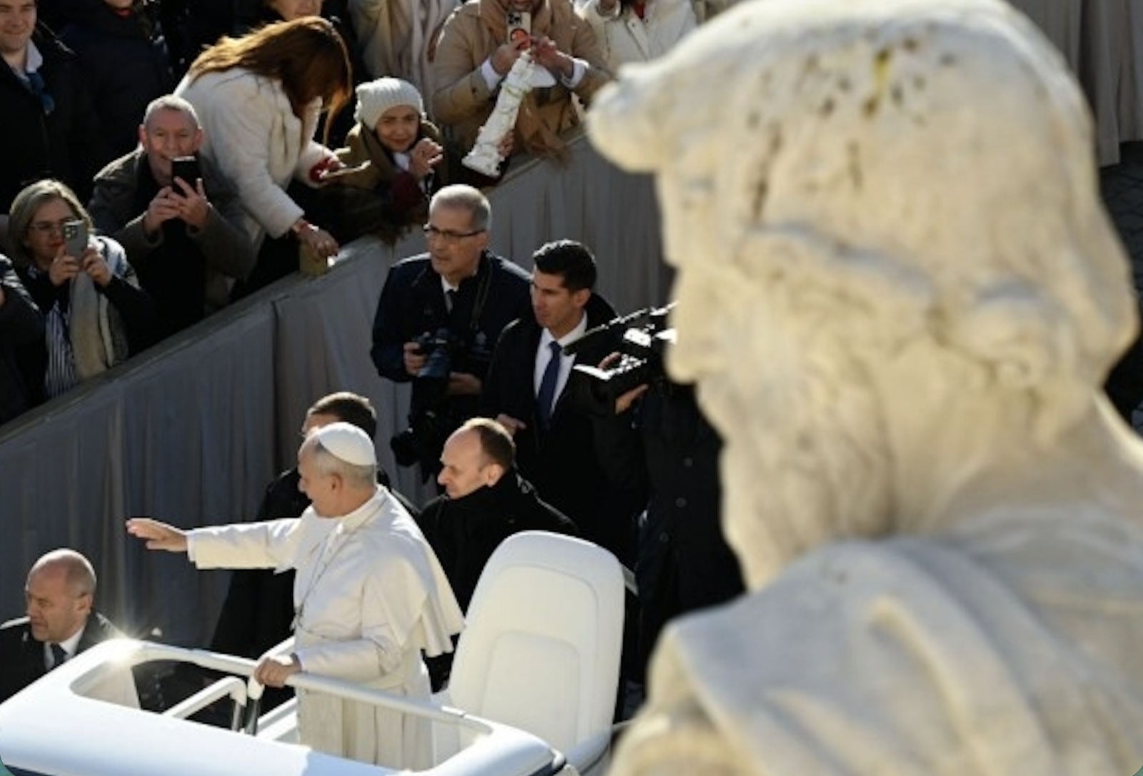 León XIV, en la plaza de San Pedro