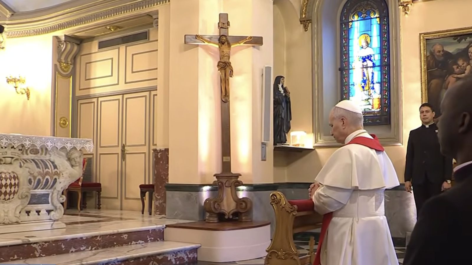 El Papa en la capilla de Santa Devota