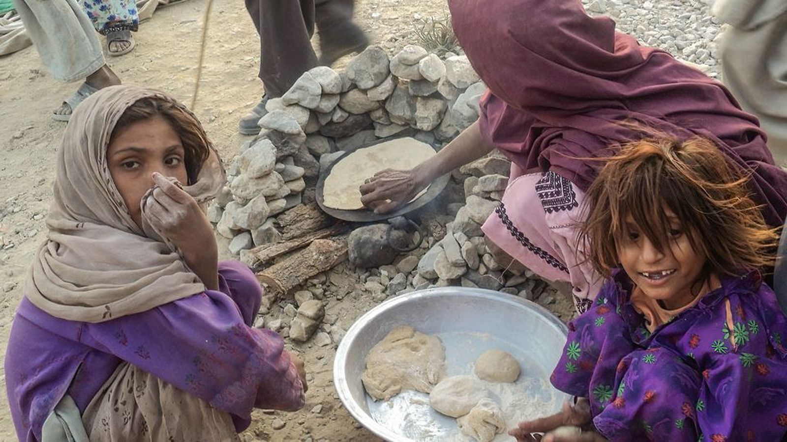 Más de 10.000 afganos están en la frontera