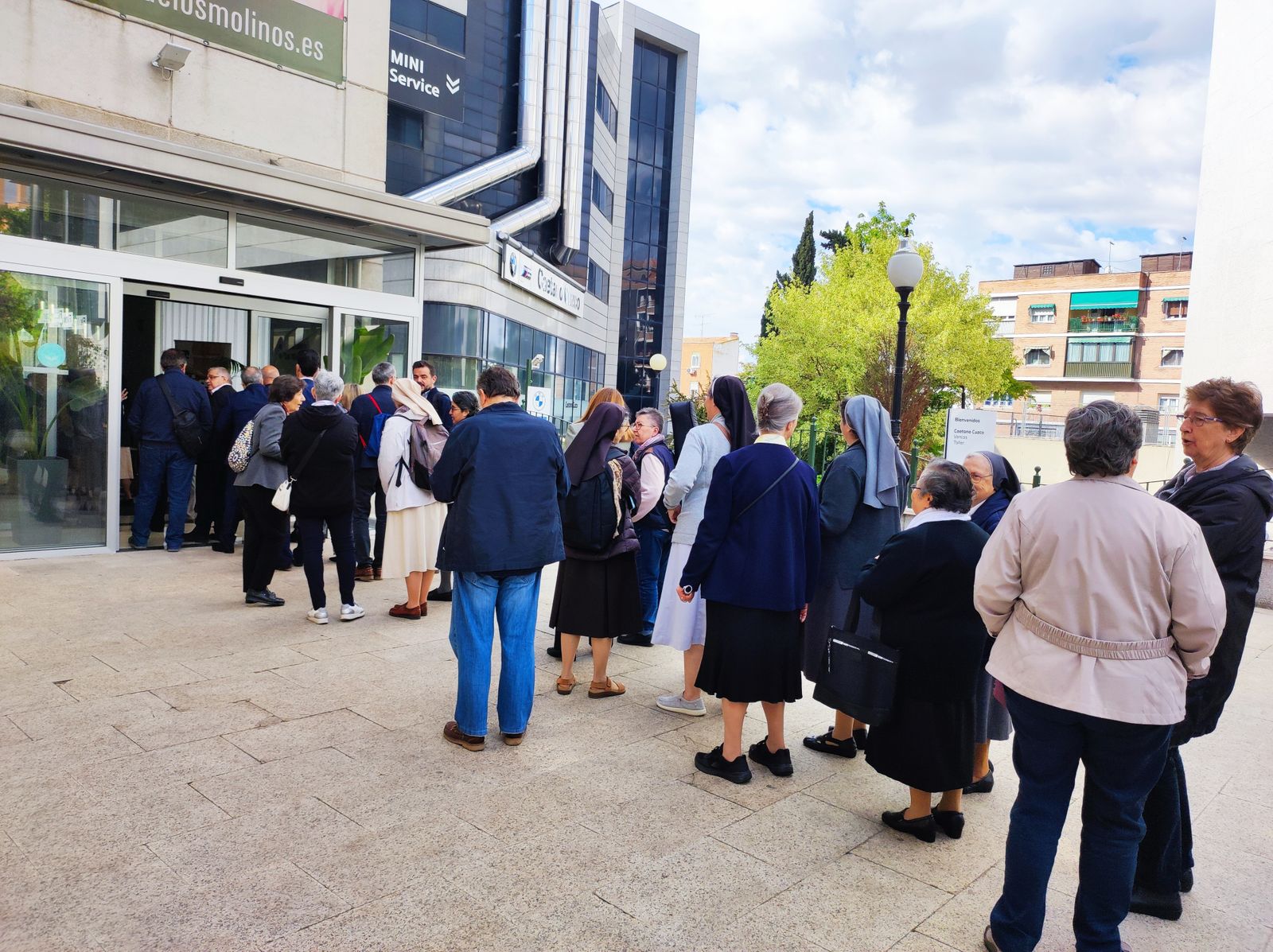 Los consagrados españoles, esperando para ingresar a la asamblea de Confer