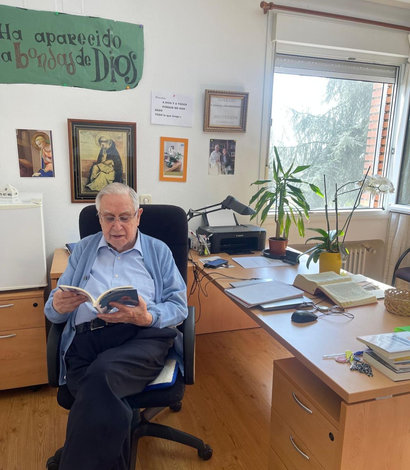 Fray Manuel Uña en su habitación de la Residencia en La Virgen del Camino