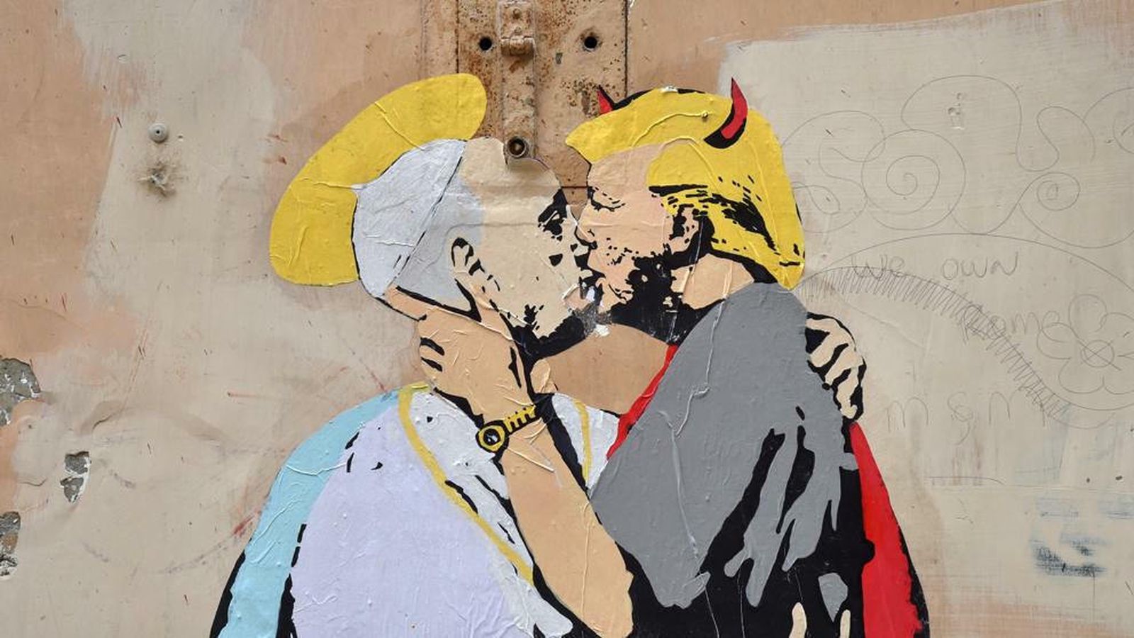 Grafiti del Papa y Trump dándose un beso