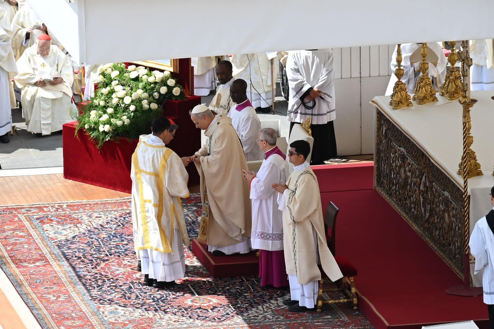 cardenal Tagle impone el anillo del pescador al nuevo papa