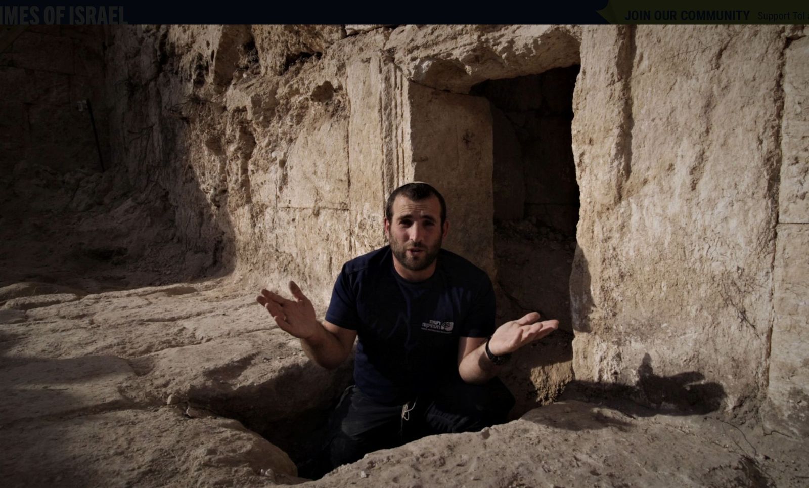 El arqueólogo Xvi Tirer, ante la tumba