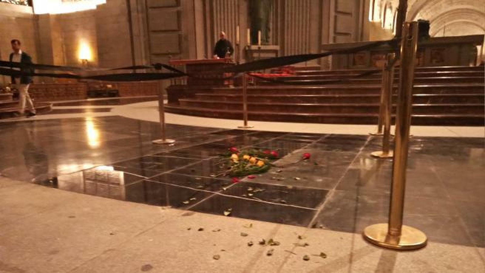 Flores en el lugar donde estuvo la tumba de Franco