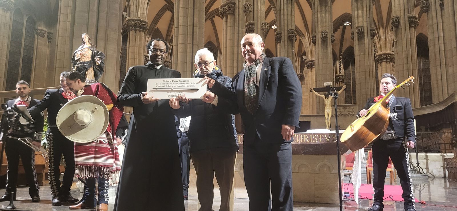 Más de 1000 personas en la Catedral de Vitoria