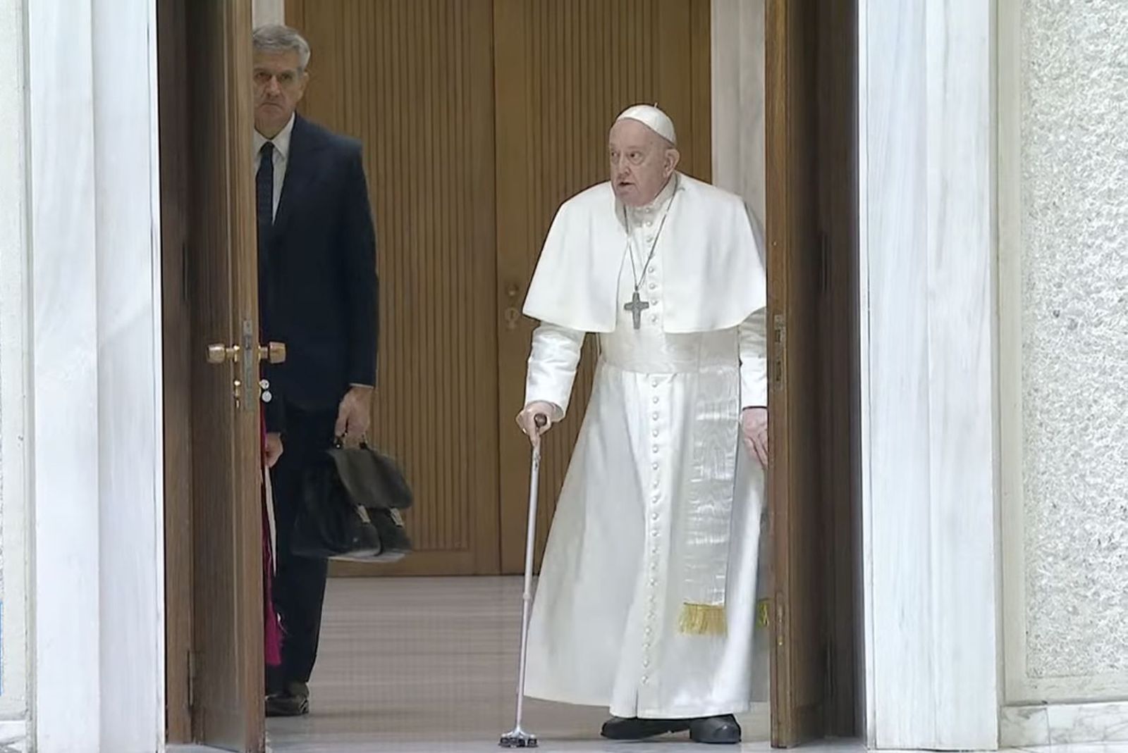 Francisco entra al Aula Pablo VI