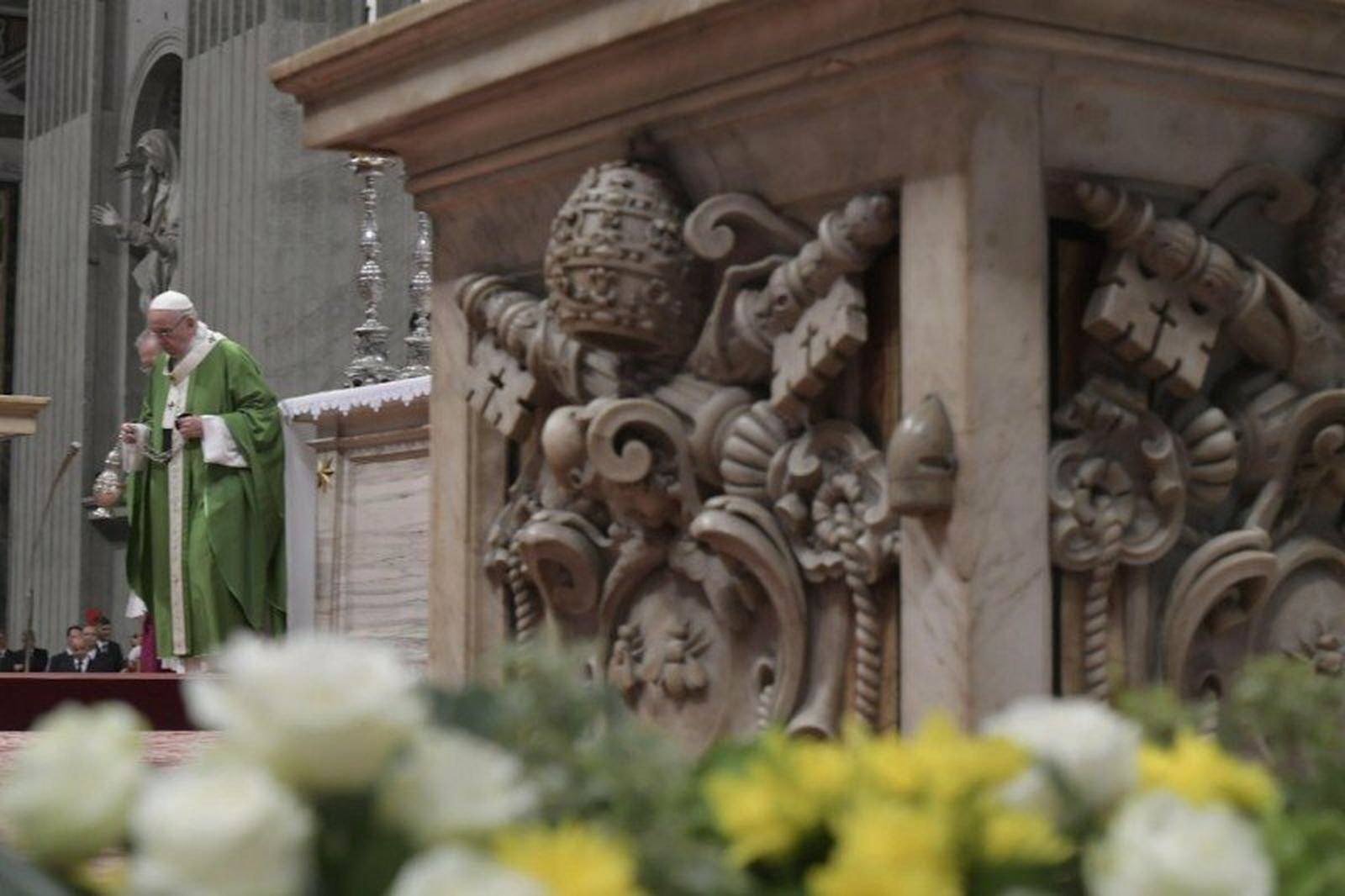 Papa y escudo de Pedro