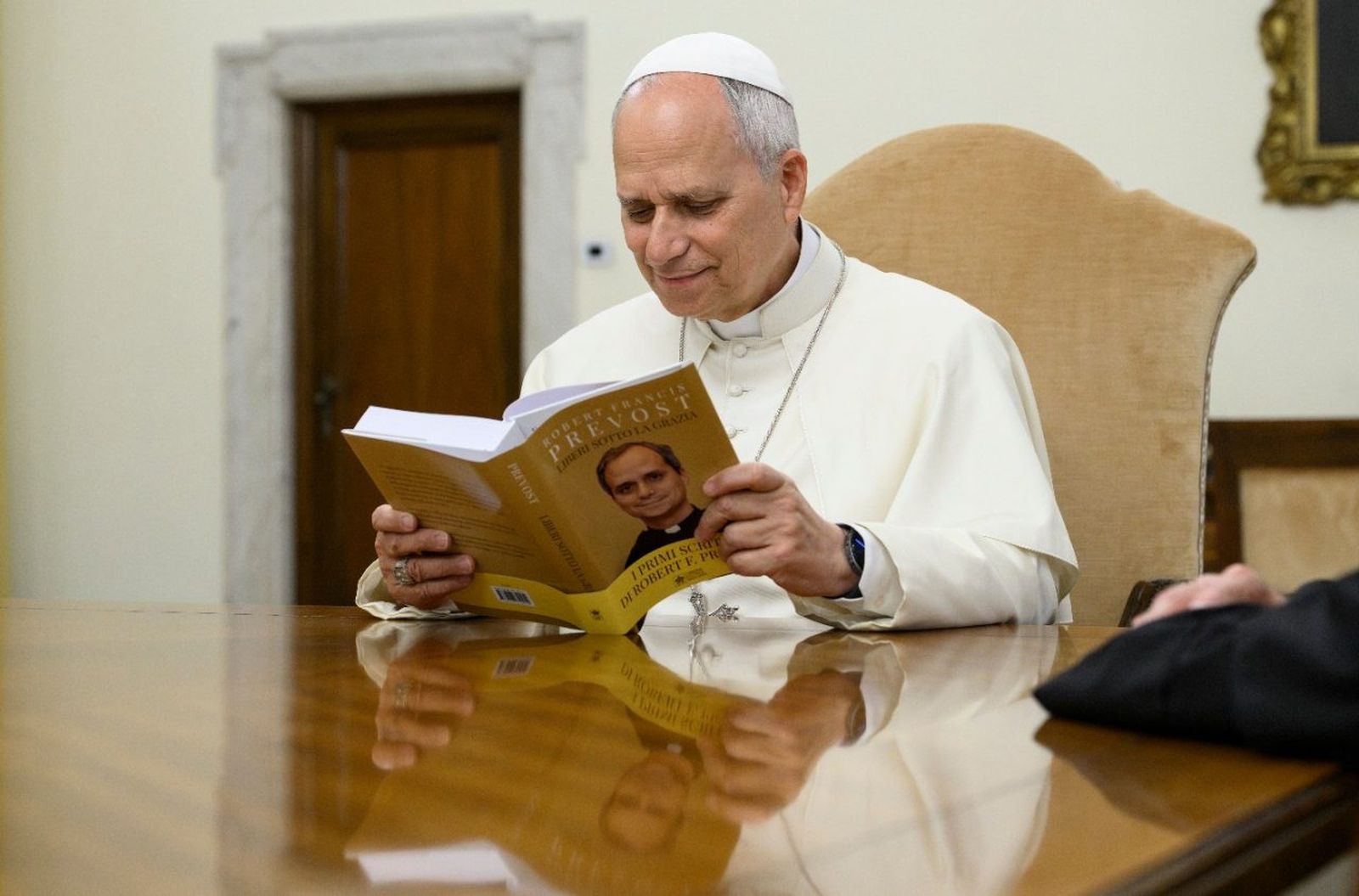 El Papa hojea el libro con sus discursos de cuando era prior general de los agustinos