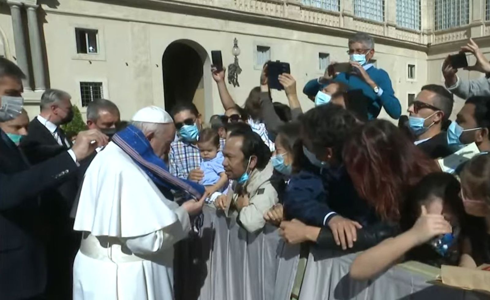 El Papa, con una bufanda