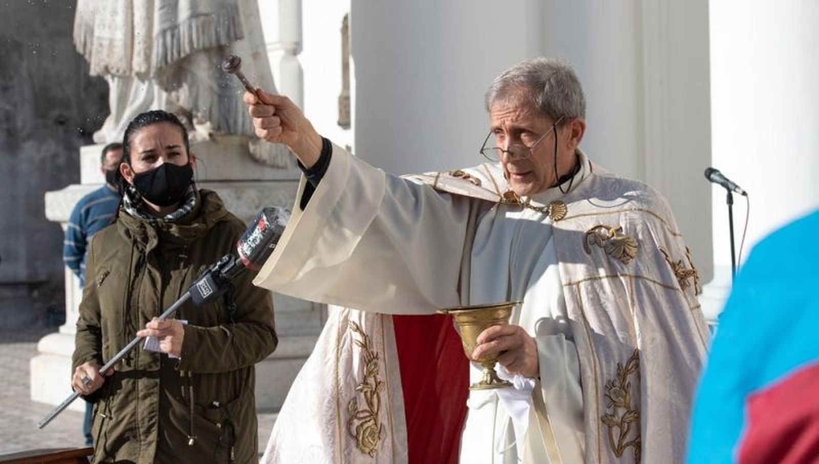 Eduardo Tánger realizando el exorcismo para 'expulsar la pestífera pandemia'