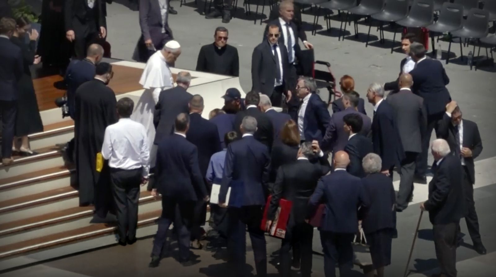 El Papa interrumpe la audiencia para ayudar a un hombre desmayado