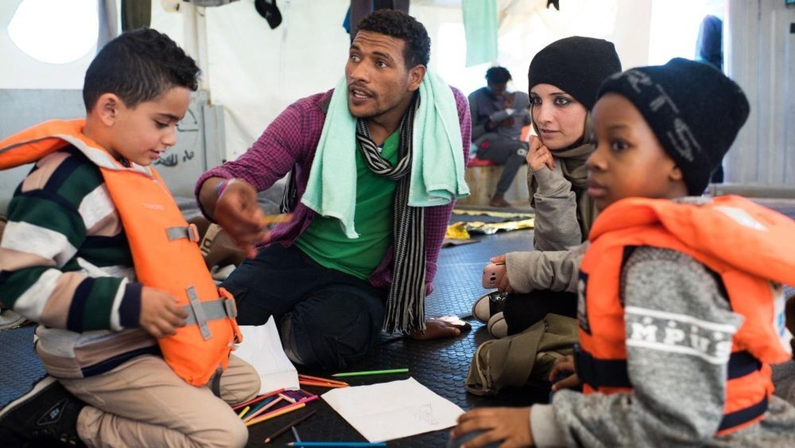Familia de migrantes en Lampedusa