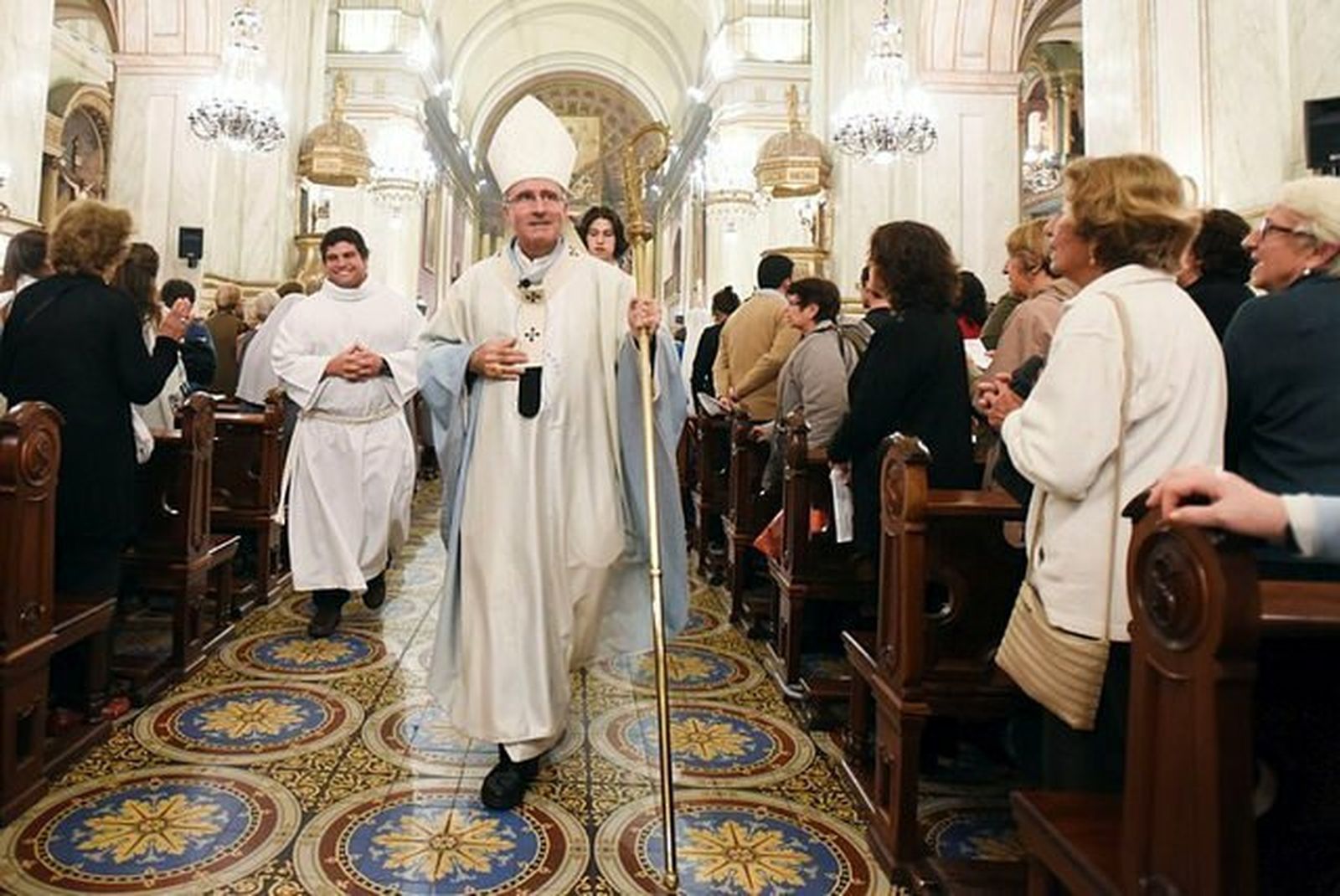 El cardenal Sturla sale de una misa