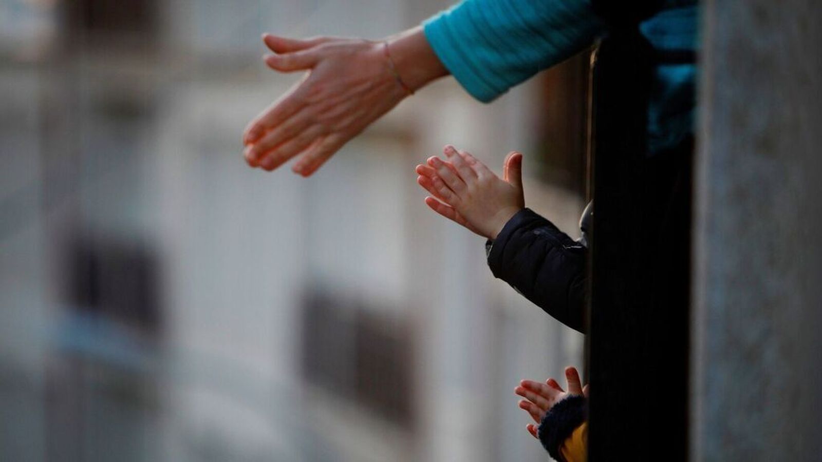 Aplaudiendo en la ventana