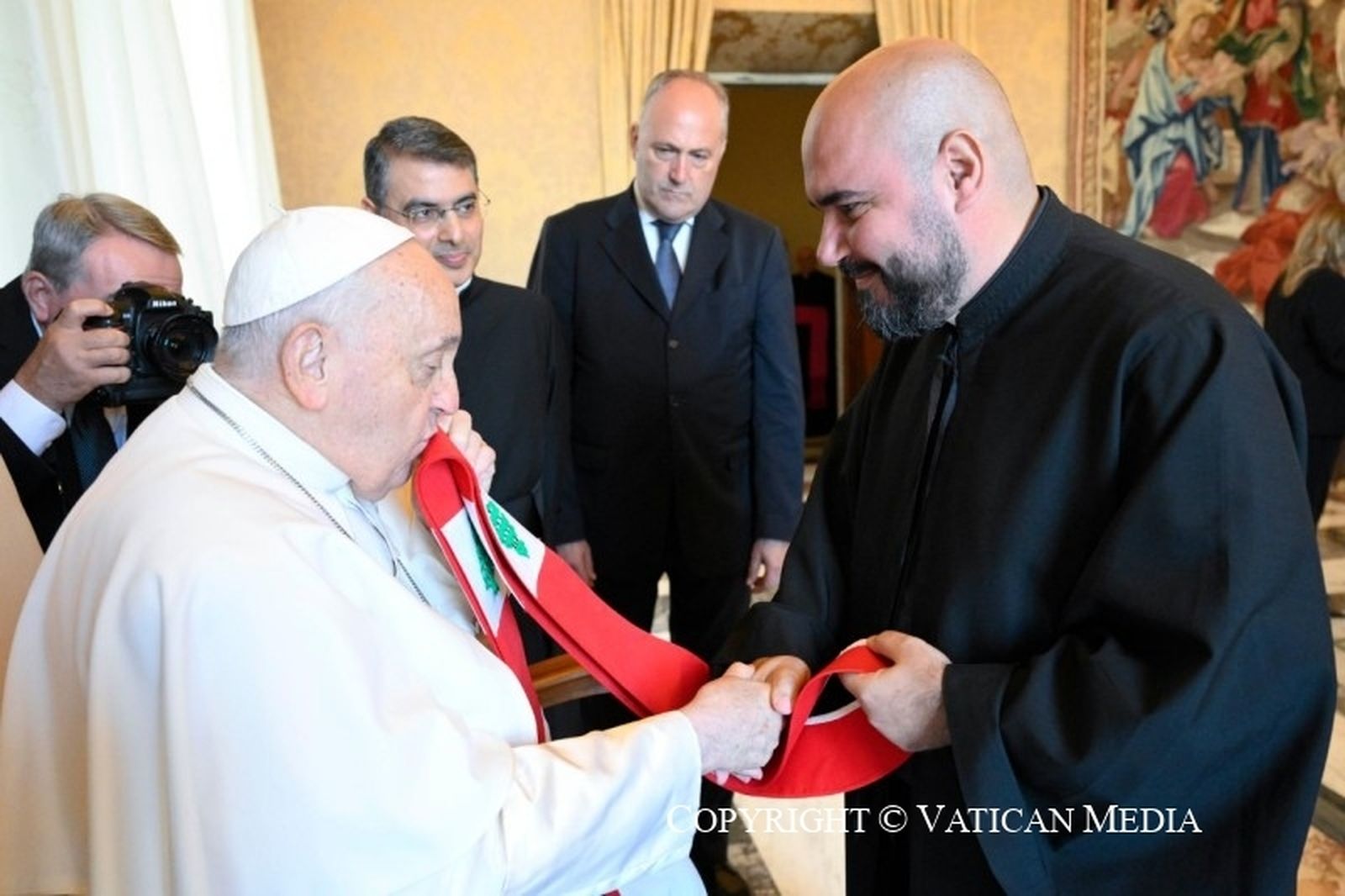 Francisco besa una estola con la bandera de Líbano