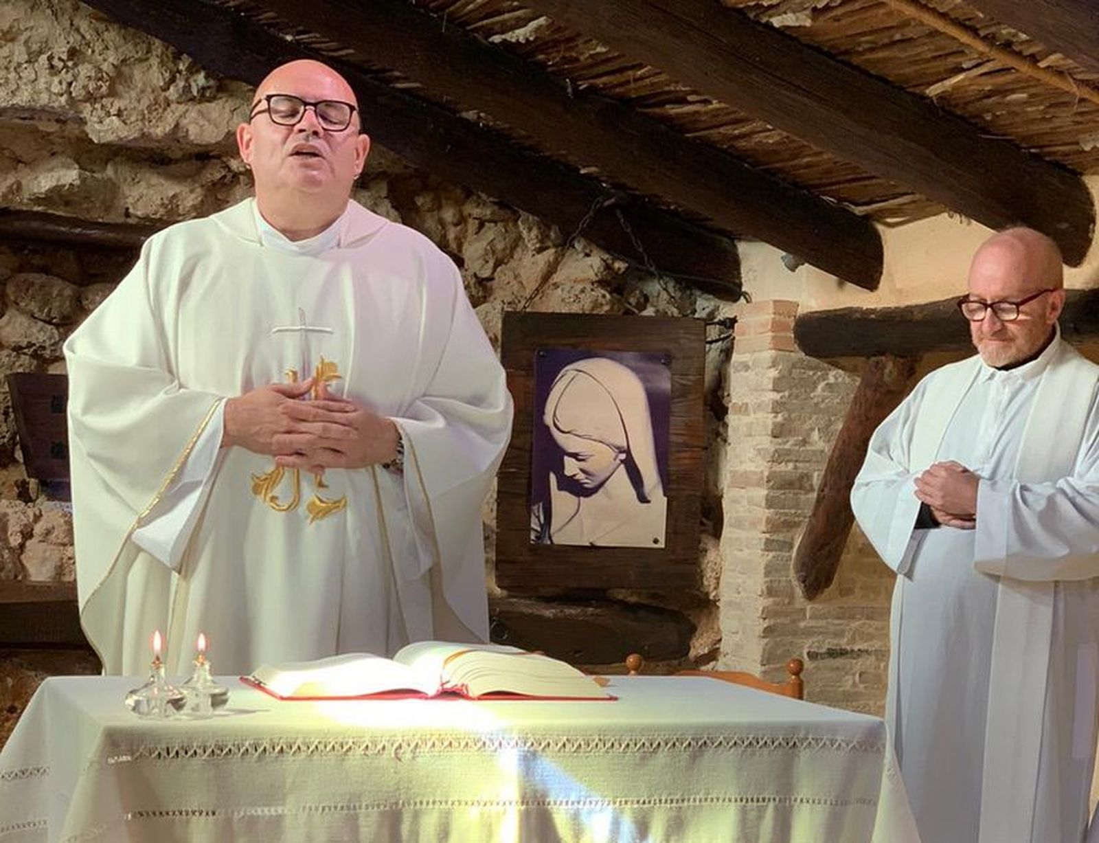 El Padre Vicente Esplugues, celebrando