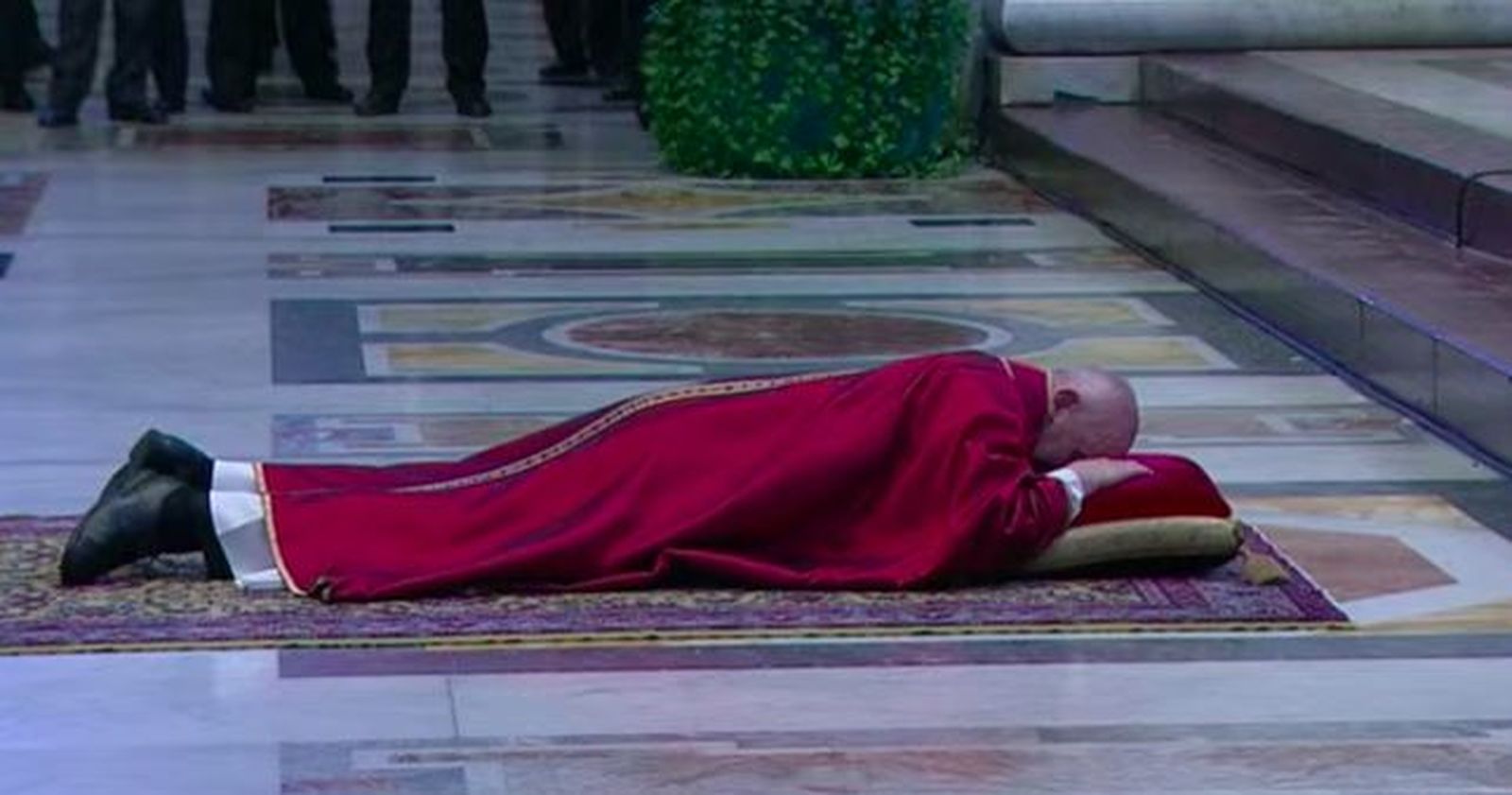 Francisco ora, tumbado, en el suelo de San Pedro