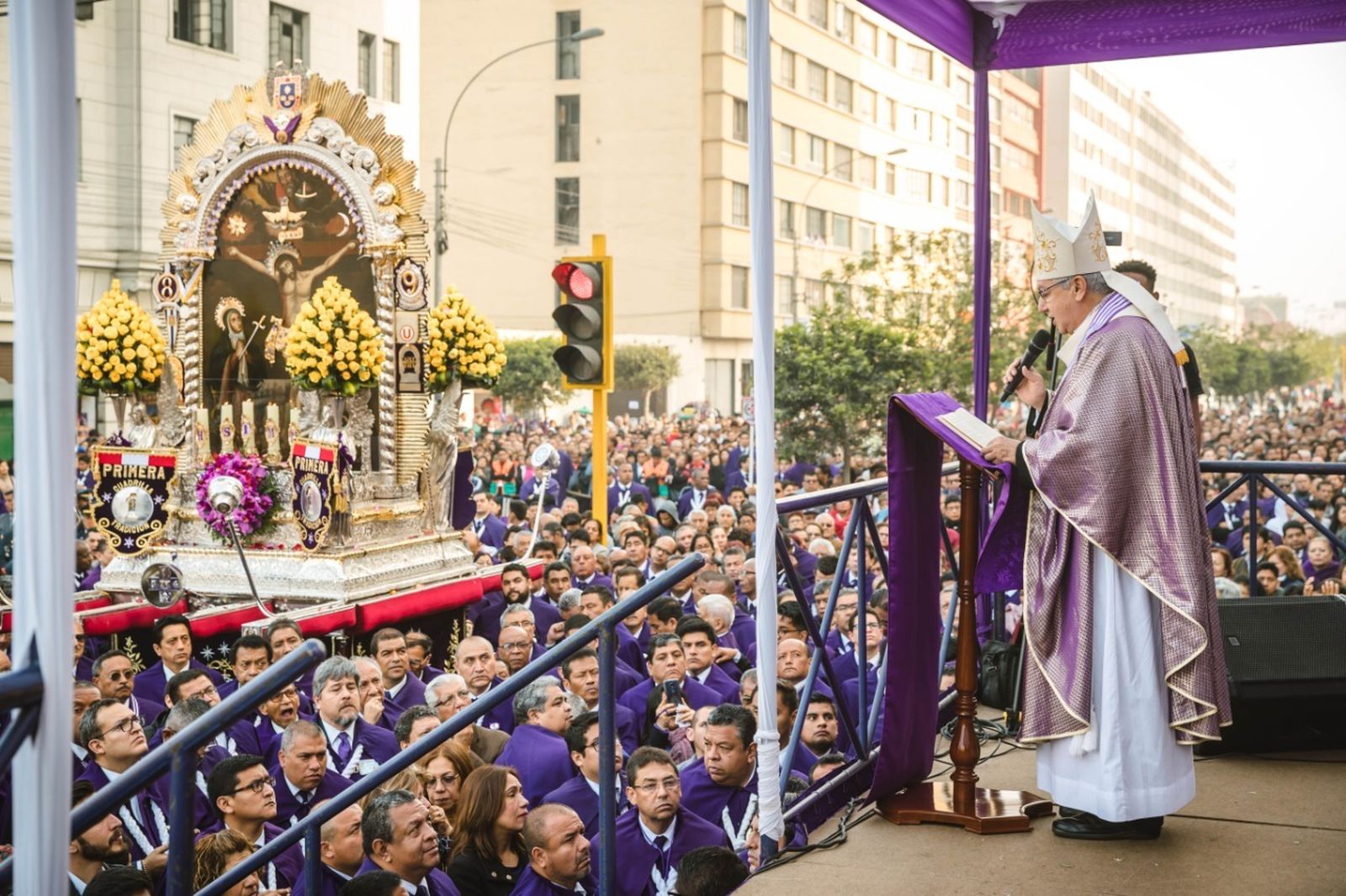 Moseñor Castillo: 'el Arzobispo de Lima y Primado del Perú, Mons. Carlos Castillo, celebración eucarística en los exteriores de la Iglesia Las Nazarenas