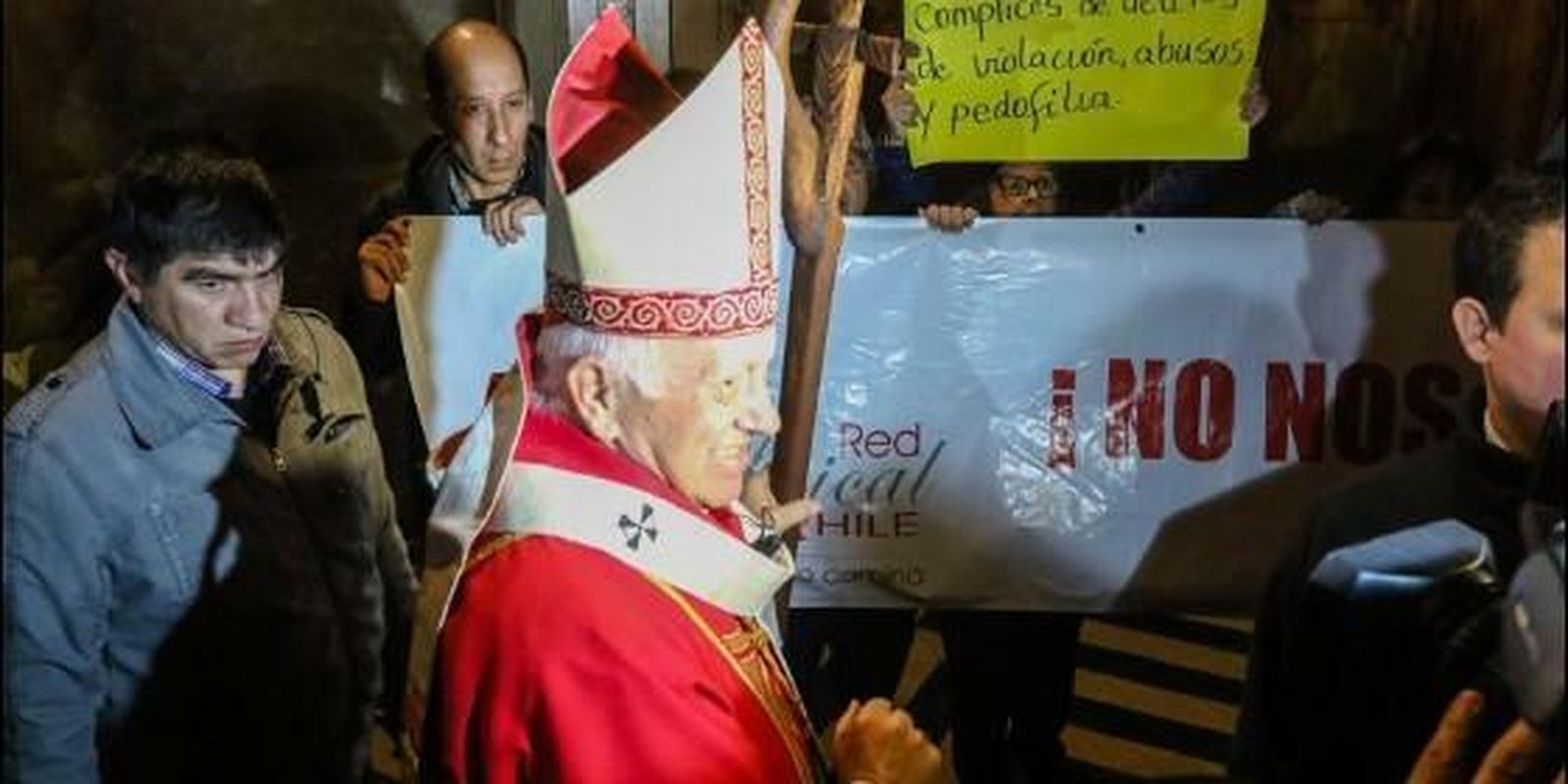 'Escrache' al cardenal Ezzati en la catedral de Santiago