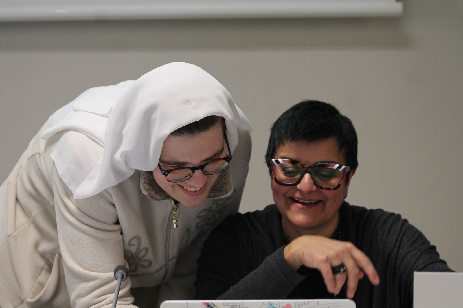 La Hna. Alice Callegari, Ef, con Patrizia Morgante, presentan la declaración