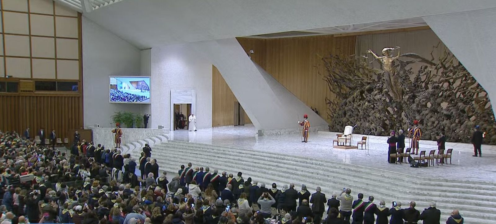 Francisco, entrando en el Aula Pablo VI