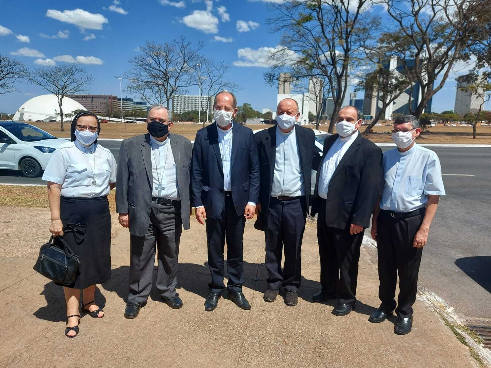 Visita de los obispos al Campamento Indígena